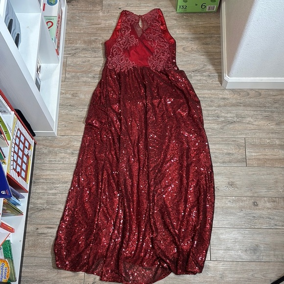 Woman’s Red Sequin Gown Size 10/12 - Picture 4 of 6
